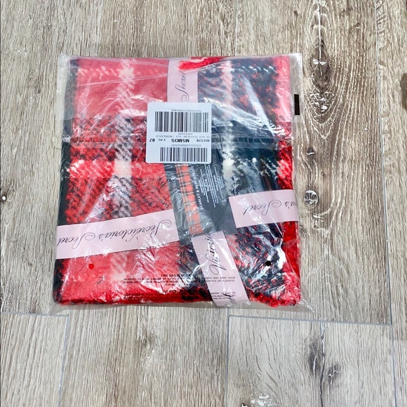 VICTORIA’S SECRET SCARF - Picture 4 of 4